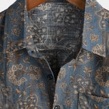 Blaues Paisley-Herrenhemd im 70er-Stil