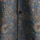 Blaues Paisley-Herrenhemd im 70er-Stil