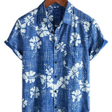 Blaues Hawaii-Herrenhemd mit Blumen und Knopfleiste