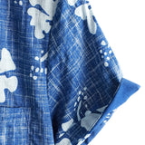 Blaues Hawaii-Herrenhemd mit Blumen und Knopfleiste