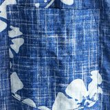 Blaues Hawaii-Herrenhemd mit Blumen und Knopfleiste