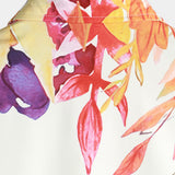 Weißes Sommer-Herrenhemd mit Blumen und Knopfleiste