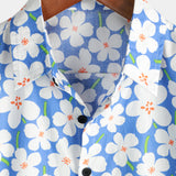 Hellblaues Herrenhemd mit Blumen
