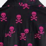 Rosa Herrenhemd mit Totenkopf im Punkrock-Stil