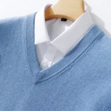 Weicher Herrenpullover mit V-Ausschnitt