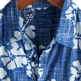 Blaues Hawaii-Herrenhemd mit Blumen und Knopfleiste