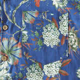 Blaues Herrenhemd mit kleinem Blumenmuster