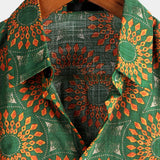 Herrenhemd mit Blumenmuster im 70er-Jahre-Stil