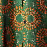 Herrenhemd mit Blumenmuster im 70er-Jahre-Stil